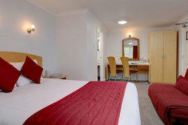 andover-hotel-bedrooms-11-84223.jpg
