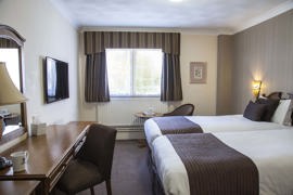manor-hotel-bedrooms-07-83642.jpg