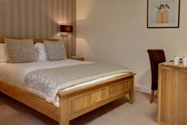 manor-hotel-bedrooms-33-83642.jpg