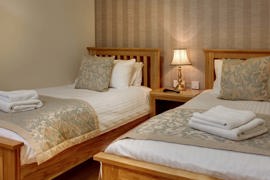 manor-hotel-bedrooms-40-83642.jpg