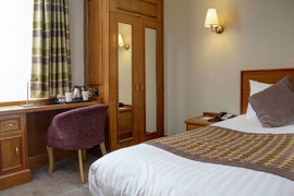 pinewood-hotel-bedrooms-55-83933.jpg