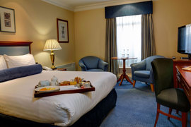 manor-hotel-meriden-bedrooms-06-83947.jpg
