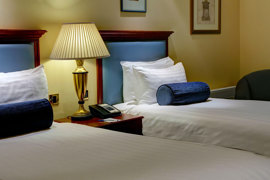 manor-hotel-meriden-bedrooms-09-83947.jpg