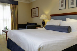manor-hotel-meriden-bedrooms-13-83947.jpg