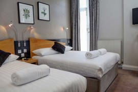 buckingham-palace-road-hotel-bedrooms-06-84244.jpg