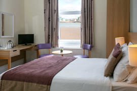 exmouth-beach-hotel-bedrooms-04-84344.jpg